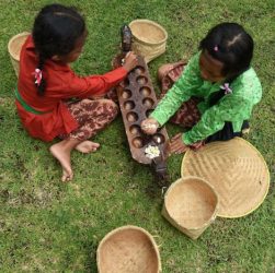 CHUTOGEL - Tradisi bermain dakon di pedesaan Indonesia