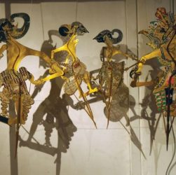 CHUTOGEL - Sejarah permainan wayang kulit sebagai hiburan tradisional